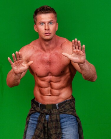 Роман Курцын — не только актер. Он — чемпион России по армрестлингу, который имеет профессиональные навыки в конном спорте, фехтовании, жонглировании, акробатике, гимнастике, сценическом бое, вокале, танцах и многом другом