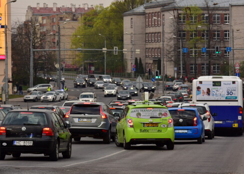 Latvijā pērk vidēji 15 gadus vecus auto, vidēji par 5000 līdz 6000 eiro. Kopumā valstī ir ap 700 000 auto, un pērn pārdoti tikai 15 000 līdz 16 000 pilnīgi jaunu spēkratu. 