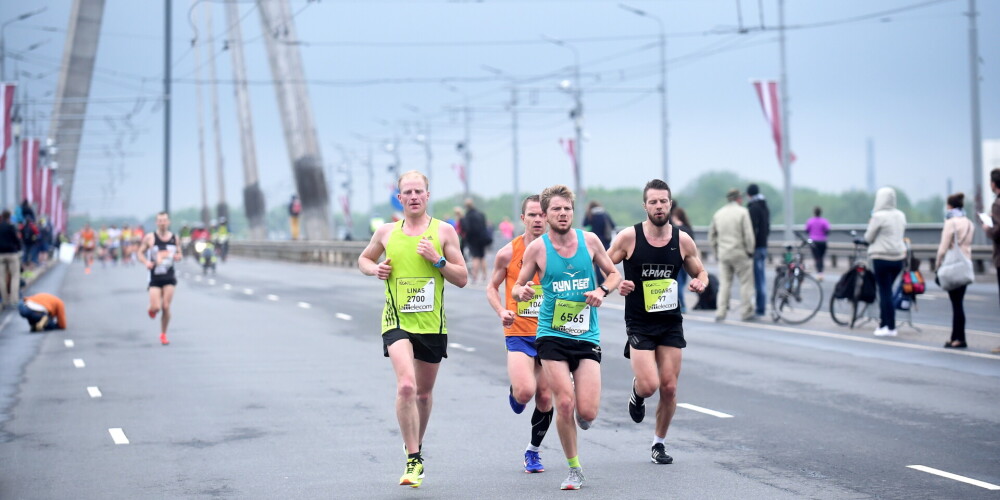 Atceltā Rīgas maratona organizatori uzrunā dalībniekus un sola skrējējus neatstāt bešā