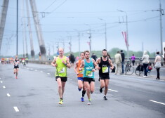 Atceltā Rīgas maratona organizatori uzrunā dalībniekus un sola skrējējus neatstāt bešā