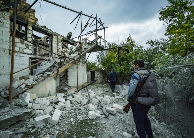 Stājas spēkā vienošanās par uguns pārtraukšanu Kalnu Karabahā; Azerbaidžāna to centusies izjaukt