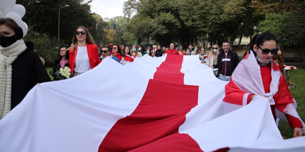 FOTO: ar milzu karogu rokās Rīgā norit gājiens Baltkrievijas sieviešu atbalstam