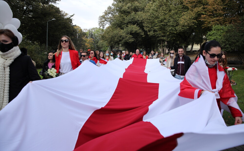 FOTO: ar milzu karogu rokās Rīgā norit gājiens Baltkrievijas sieviešu atbalstam