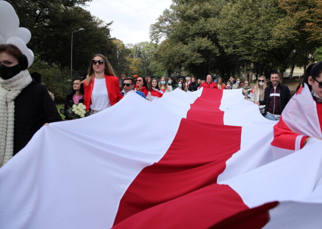 В шествии в поддержку белорусских женщин в Риге приняли участие более 60 человек