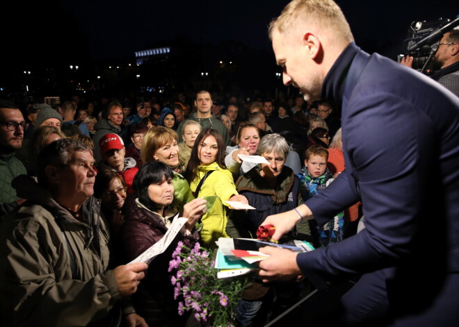 На Эспланаде собралось 200 человек, недовольных правительством