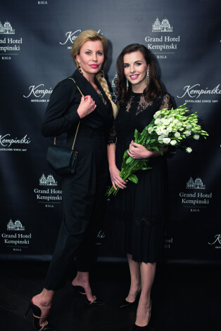 Agnese ar meitu Mariju Romiju.