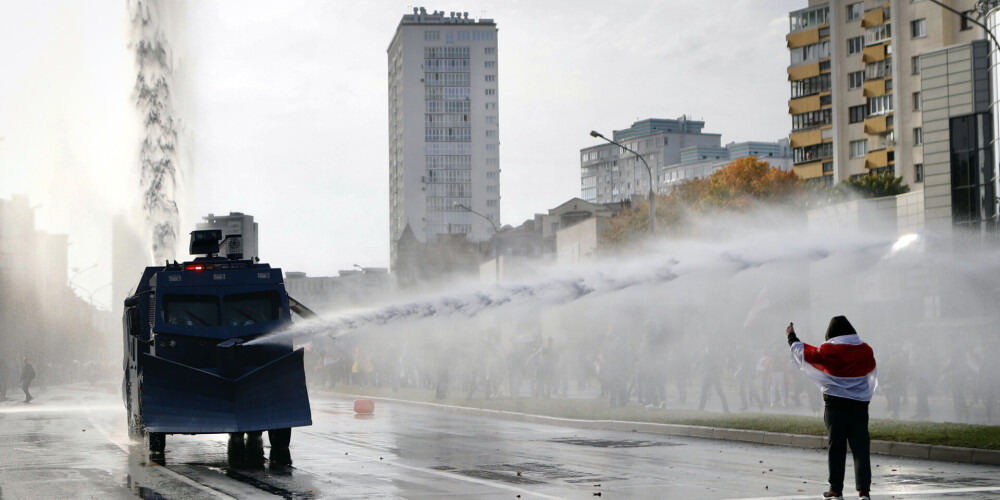 Minskā protestētāju pūļus no ielām cenšas aizslaucīt ar ūdensmetējiem