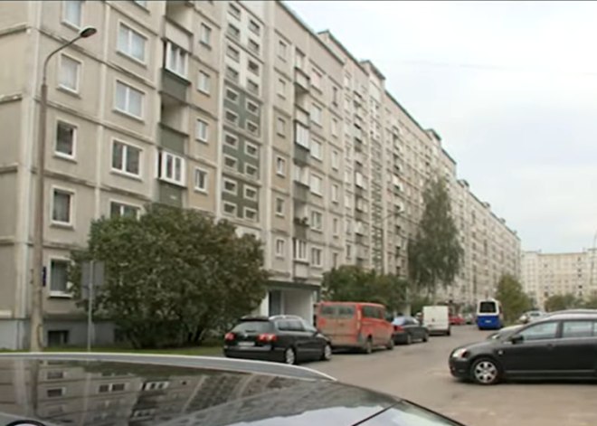 В Зиепниеккалнсе парковка под окнами за ночь стала «золотой»