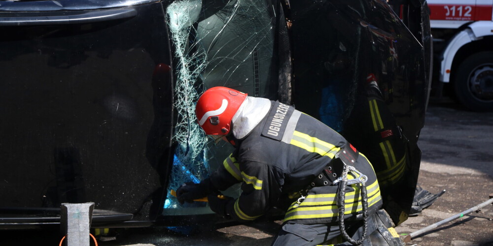 VUGD ar hidraulisko instrumentu palīdzību no avarējuša auto Jelgavā izceļ bojāgājušo