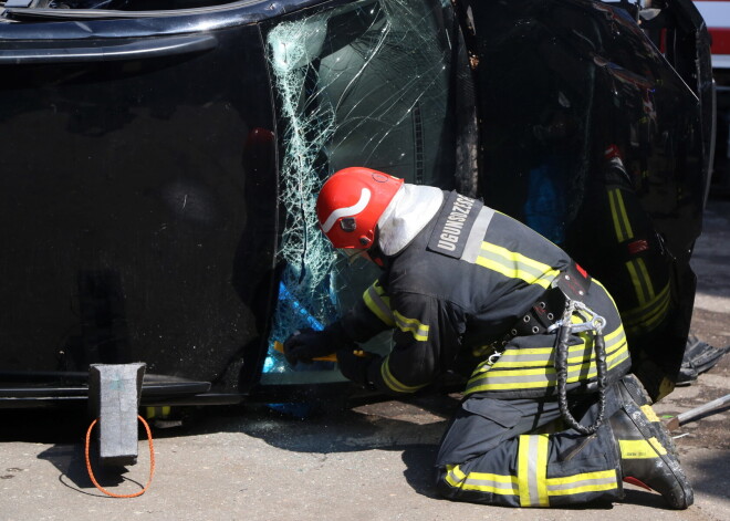 VUGD ar hidraulisko instrumentu palīdzību no avarējuša auto Jelgavā izceļ bojāgājušo