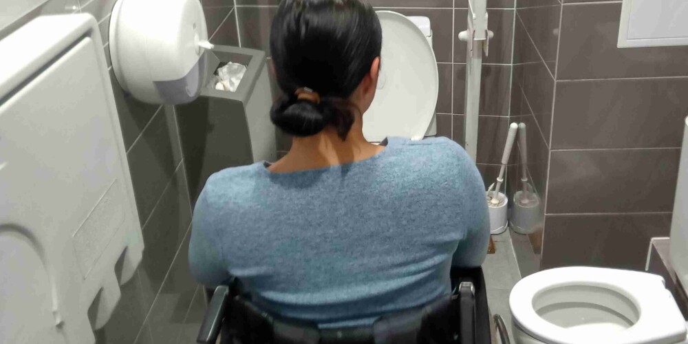 Kāpēc cilvēki ar kustību traucējumiem netiek publiskajās tualetēs? Skaidro Rīgas domē