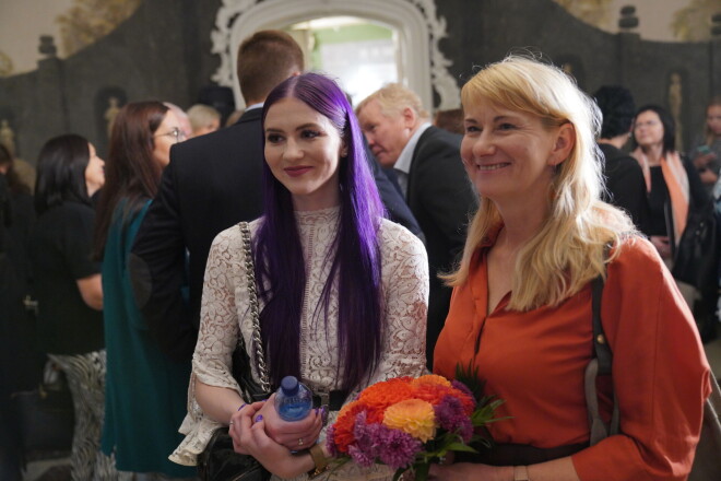 Uz pasākumu Evelīna bija ieradusies kopā ar mammu Dinu.