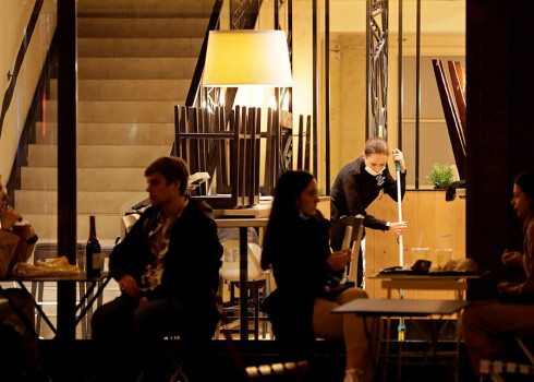 Apkalpotāja Prāgā uzkopj restorāna telpas. No trešdienas Čehijā tiks slēgti bāri, restorāni un klubi.