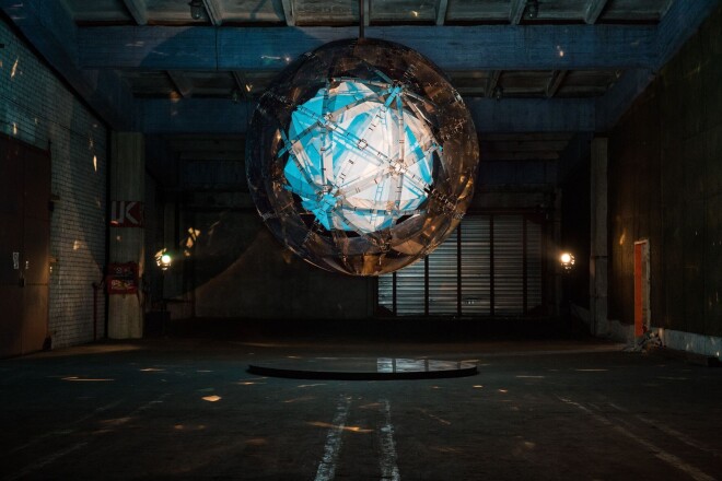 Valdis Celms. Kinētiskā skulptūra “Pozitrons” otrās Rīgas Starptautiskās laikmetīgās mākslas biennāles izstādē “Viss reizē zied” (20.08.–13.09.2020.).