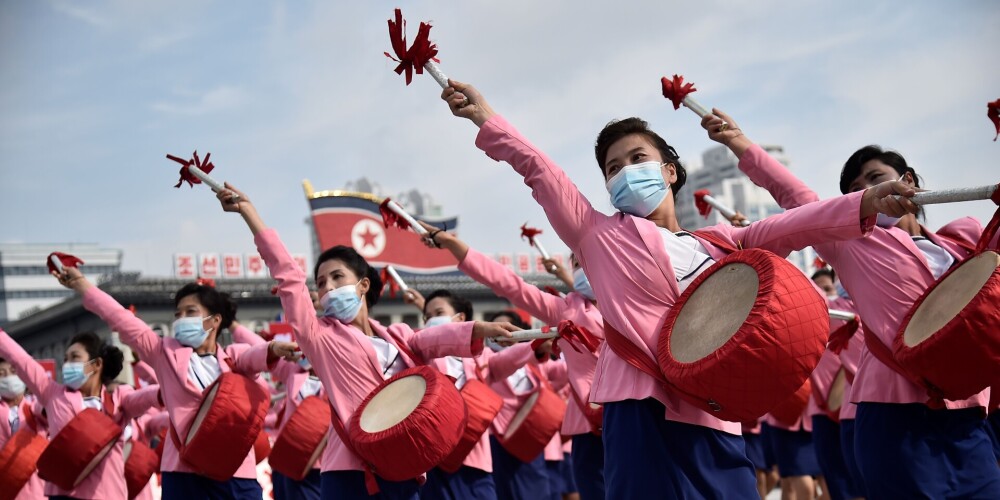 FOTO: paklausība ziemeļkorejiešu stilā - mītiņā visiem uz sejas maskas