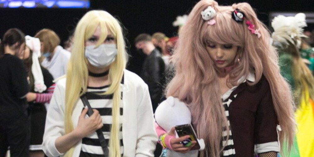 VIDEO: "anime" meitenes un supervaroņi: Rīgā krāšņi aizvadīts pašmāju "Comic-Con" festivāls