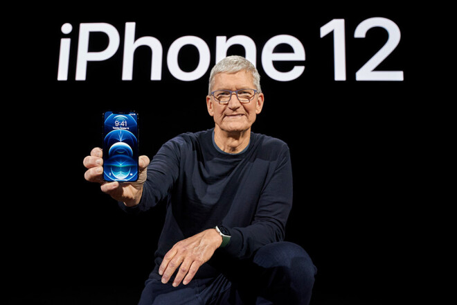 "Apple" vadītājs Tims Kuks tur rokās jauno "iPhone 12 Pro".