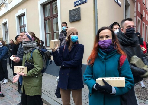 Ar ķieģeļiem pie Saeimas protestē pret izmaiņām autoratlīdzību režīmā un ceļ "Nesaprašanas sienu"