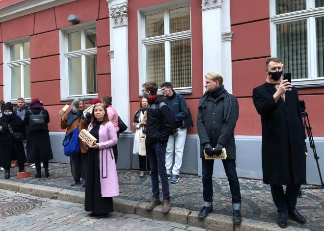 14.oktobra rītā laukumā pie Saeimas ēkas notiek zibakcija "Nesaprašanas siena". Dalībnieki ar ķieģeļiem protestē pret plānotajām izmaiņām autoratlīdzību režīmā.