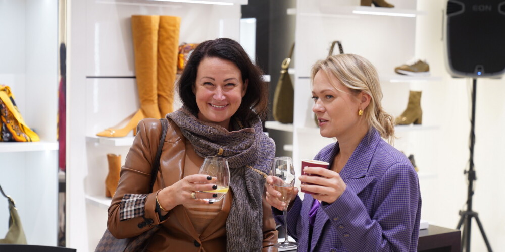 Pasākumā satikušās māksliniece Ieva Bondare un dizainere Dace Krieviņa-Bahmane.