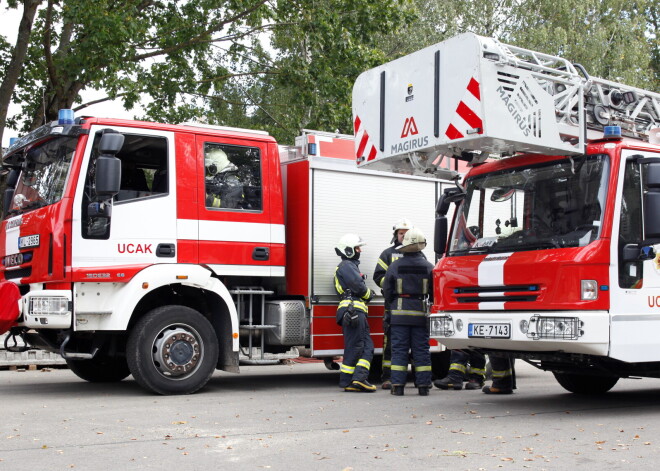 Rīgā plaisu dēļ no dzīvojamās mājas evakuēti cilvēki