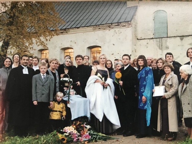 “Mums nebija klasiskas kāzas, bet tāda kā ballīte. Saldū tādā jauniešu mākslas un kultūras centrā, kuru sauca par Šķūni,” atminas Agnese.