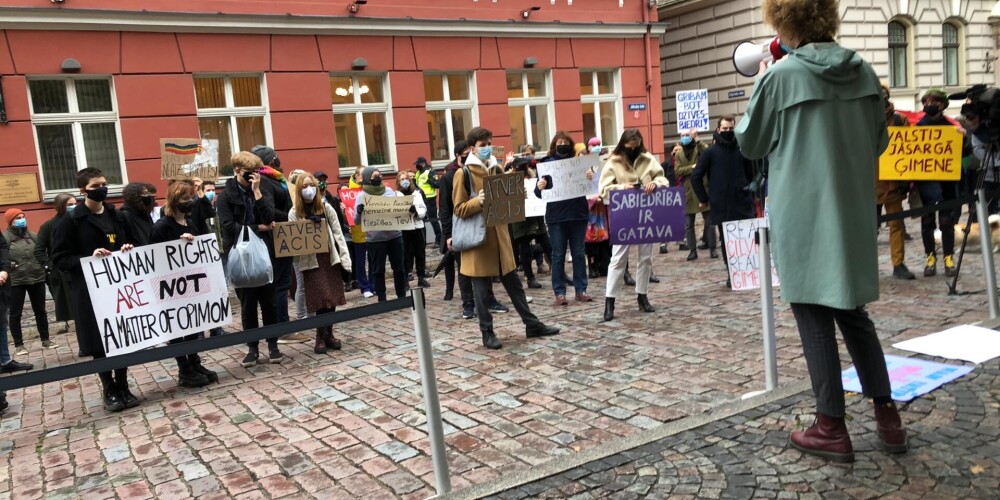 Video: viendzimuma pāru aizstāvji vēlreiz sanāk piketēt pie Saeimas, kas turpina noraidīt iniciatīvas