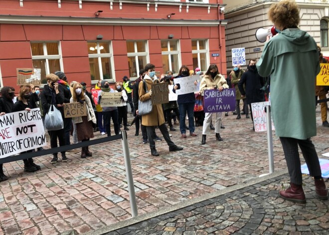 Video: viendzimuma pāru aizstāvji vēlreiz sanāk piketēt pie Saeimas, kas turpina noraidīt iniciatīvas