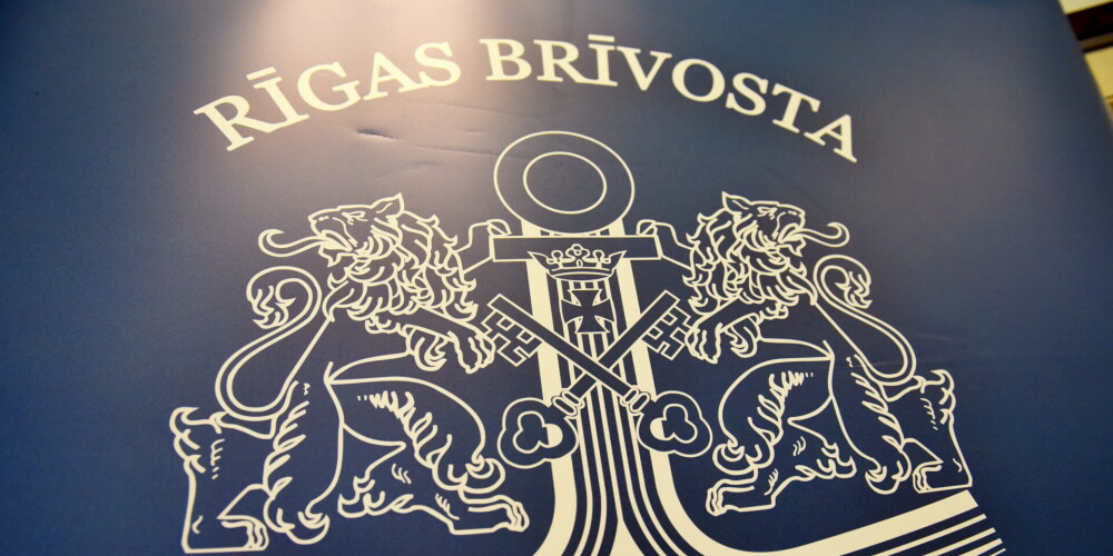 Общая территория Рижского свободного порта занимает 6348 гектаров; на ней работают 32 стивидорные компании и 35 компаний судовых агентов. В прошлом году в порту было обслужено 426 пассажирских судов и паромов, среди которых 69 круизных судов. С 2000 года в порт всего прибыло более чем 1 000 круизных судов. Партнеры по сотрудничеству порта находятся в более 46 точках мира, начиная от соседей по Балтийскому морю до Филиппин на востоке и Мексики на западе. В порту заняты 20 000 человек, пополняя государственный бюджет на более чем 350 миллионов латов в год.