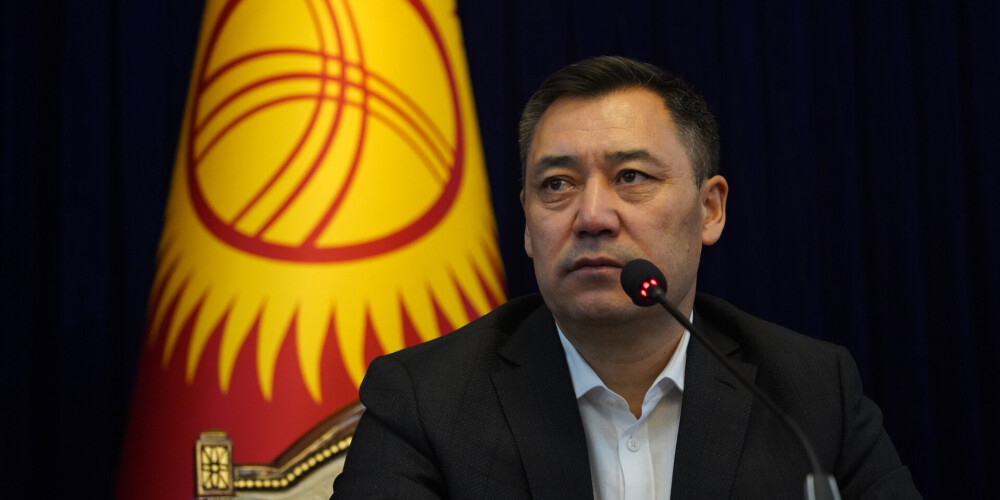 Kirgizstānas premjers paziņo par prezidenta pilnvaru uzņemšanos