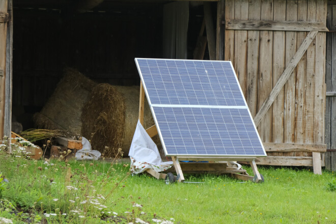 Saules baterijas šobrīd ražo elektrību saldētavai. 