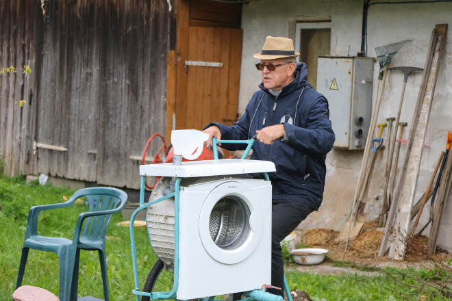 Kājminamā veļasmašīna, darbināma bez elektrības ar pedāļiem, drēbes gan mazgā, gan skalo. Tādas meistaro amatnieks Gatis Smiltenes pusē. Narvili izmanto videi draudzīgus pulverus un skalojamos līdzekļus – izmantoto ūdeni var droši izliet zemē, nekaitējot dabai. 