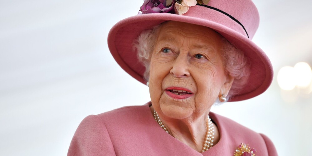 Karaliene Elizabete II izpelnās kritiku par "muļķīgu vēsti", kuru nodevusi, pirmo reizi pandēmijas laikā dodoties tālākā vizītē