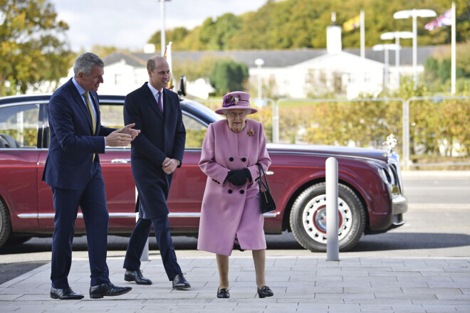 Lielbritānijas karaliene Elizabete II un princis Viljams vizītes laikā