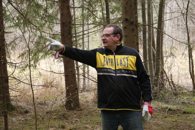 “Man sēņu vieta ir uzkopta labāk nekā Rīgas parki,” lepojas šitaki audzētājs Imants Urpens. 