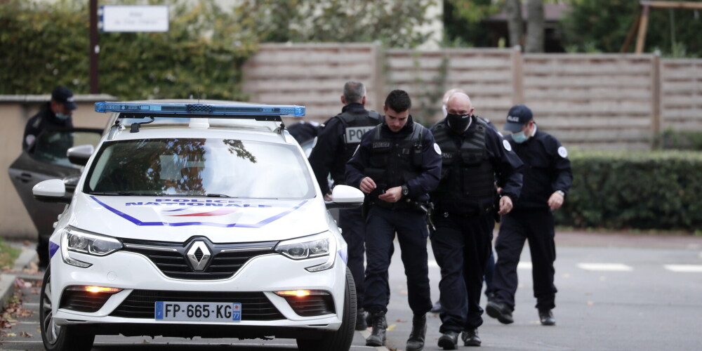 Francijā sākta izmeklēšana par galvas nociršanu Parīzes piepilsētā