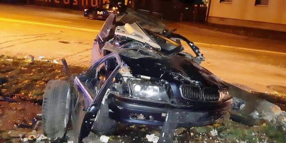 Rīgā bojā iet šoferis, kura vadītais "BMW" apgāzās un aizdegās