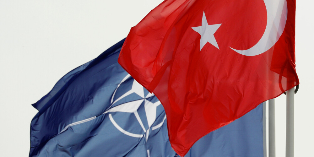 NATO satrauc Turcijas lēmums mācībās pielietot Krievijas zenītraķešu sistēmu