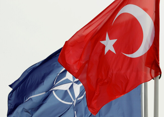 NATO satrauc Turcijas lēmums mācībās pielietot Krievijas zenītraķešu sistēmu