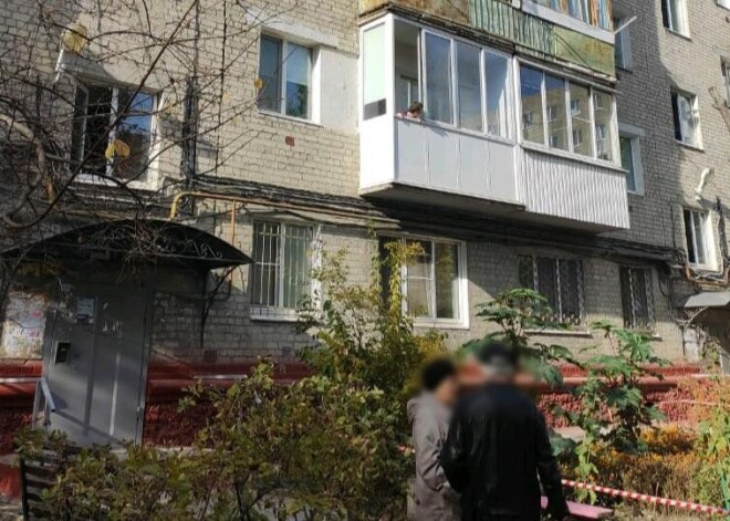 Видео: мать выбросила в окно дочерей и пыталась покончить с собой