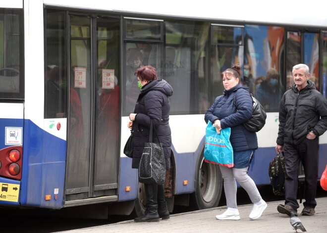 Vāc parakstus par sabiedriskā transporta mēnešbiļešu piešķiršanu deputātiem