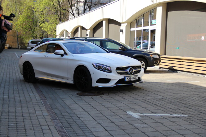 Esot Amerikā, mūsu basketbola zvaigzne pārvietojas ar S-klases "Mercedes-Benz".