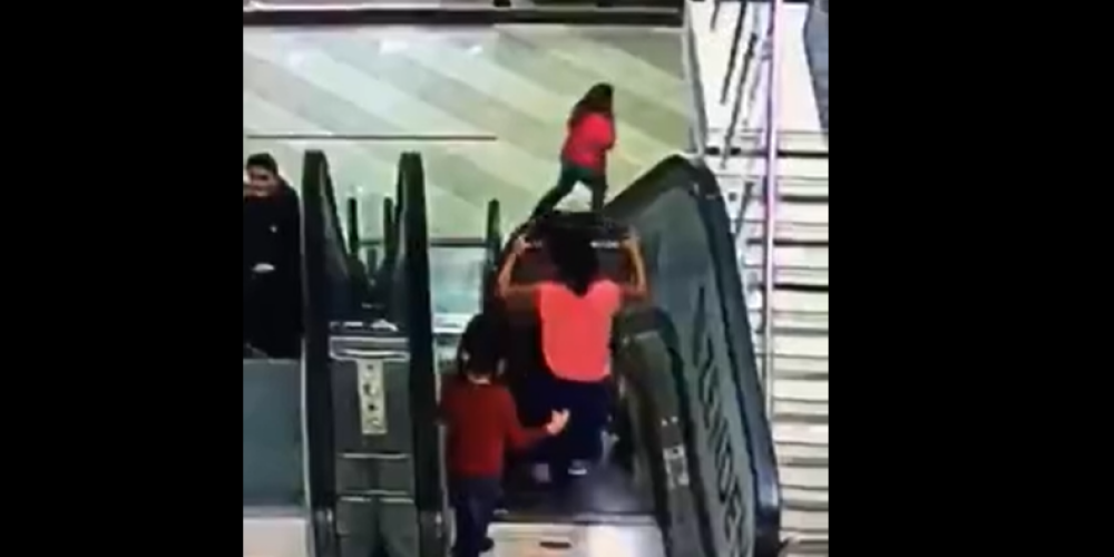 Жуткое видео: девочка с маленьким братом в коляске упали с эскалатора