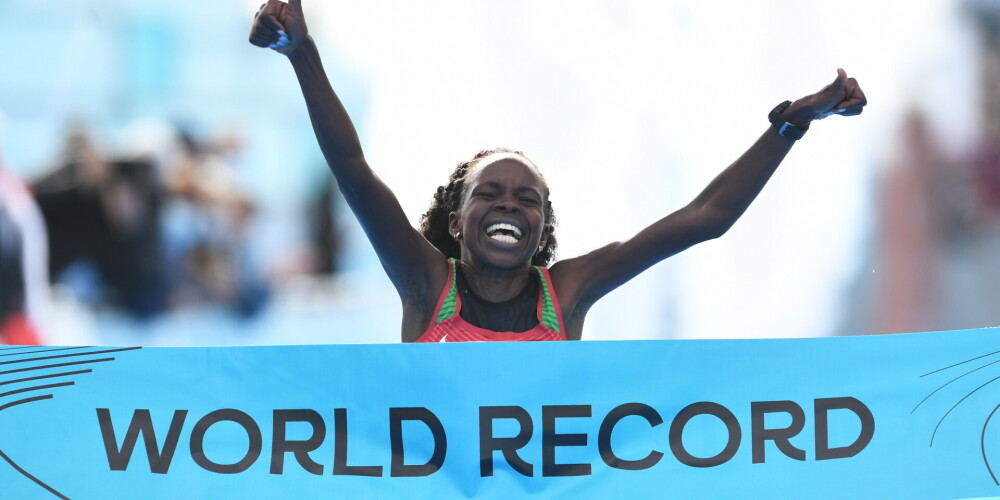 Kenijiete Jepčirčira pārspējusi pati savu planētas rekordu pusmaratonā