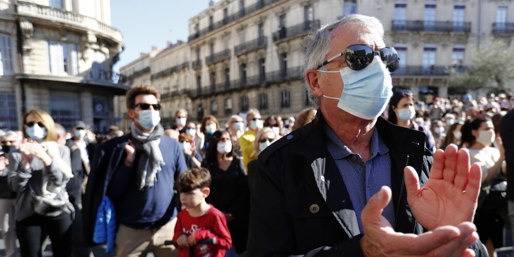 Francijā tūkstošiem cilvēku demonstrācijās apliecina cieņu nogalinātajam vēstures skolotājam