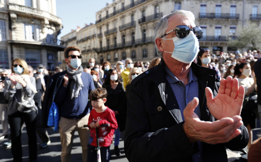 In France, thousands of people pay tribute to the murdered history teacher during demonstrations