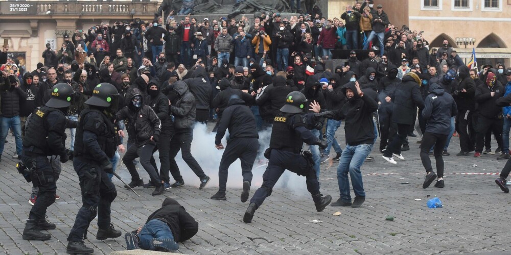 Prāgā demonstrācijas pret Covid-19 dēļ noteiktajiem ierobežojumiem sportam pāraug sadursmēs ar policiju