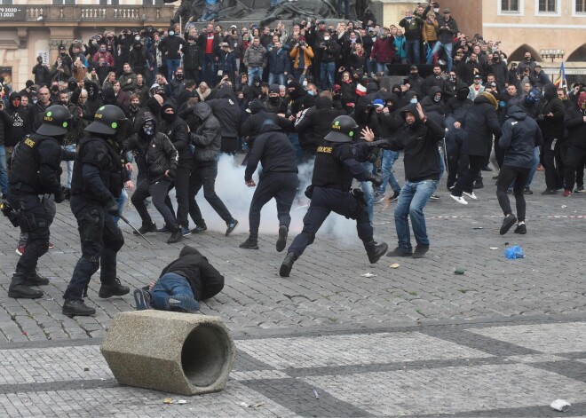 Prāgā demonstrācijas pret Covid-19 dēļ noteiktajiem ierobežojumiem sportam pāraug sadursmēs ar policiju