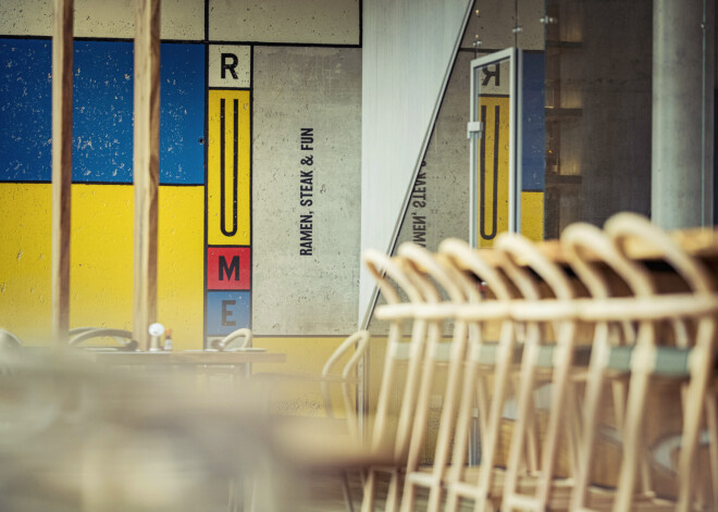 Šefpavārs Uvis Janičenko, kas pēdējos 10 gadus ir pavadījis ārpus Latvijas, apgūstot pavāra arodu pasaulslavenos restorānos, ir atgriezies Rīgā un atvēris šeit savu pirmo restorānu Rūme. Tas atrodas Dzirnavu ielā 42, atjaunotajā vecā brūža pagalmā.