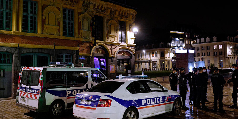 Francijā pēc šausminošās skolotāja slepkavības policija veic reidus pret islāmistu radikāļiem
